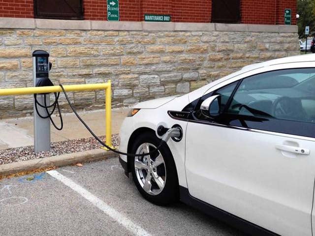 ct-ct-tl-st-charles-electric-vehicle-charging-stat-20131031.jpg