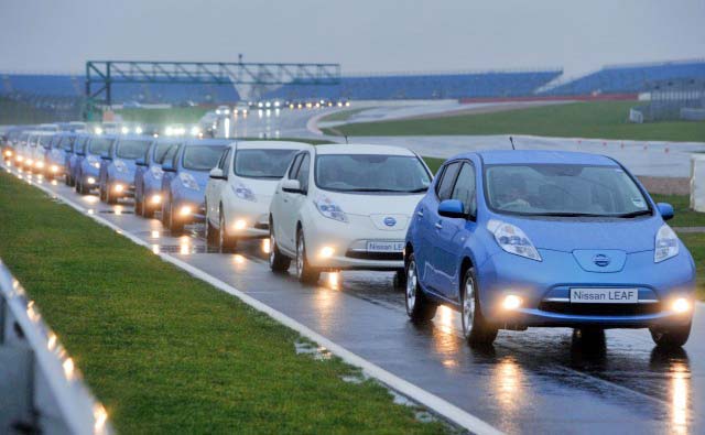 nissan-leafs-break-the-world-record-for-largest-electric-car-convoy_100410179_m