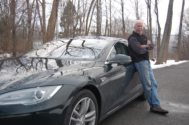 2013-tesla-model-s-electric-sport-sedan-on-delivery-day-with-owner-david-noland_100419907_m