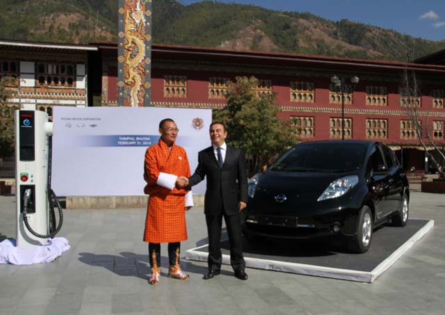 tshering-tobgay-prime-minister-of-bhutan-with-nissan-ceo-carlos-ghosn-and-nissan-leaf-electric-car_100457646_l