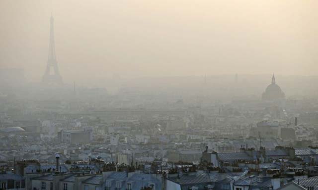 Air pollution in Paris : Eiffel tower through a haze of pollution in Paris
