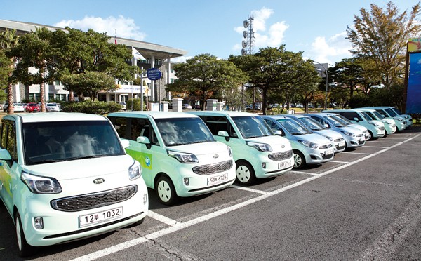 Rows-of-electric-cars-are-to-become-a-common-sight-across-the-island-in-the-years-ahead-600x372