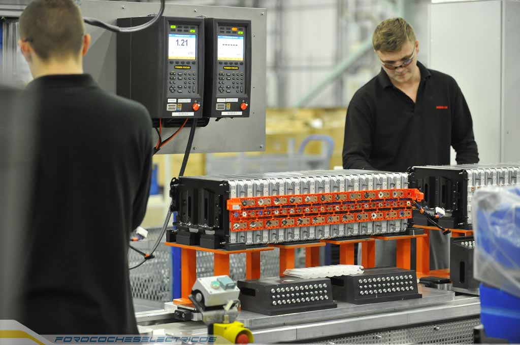 772-Nissan’s-UK-Battery-Plant-modules-are-assembled-into-a-Nissan-battery-pack