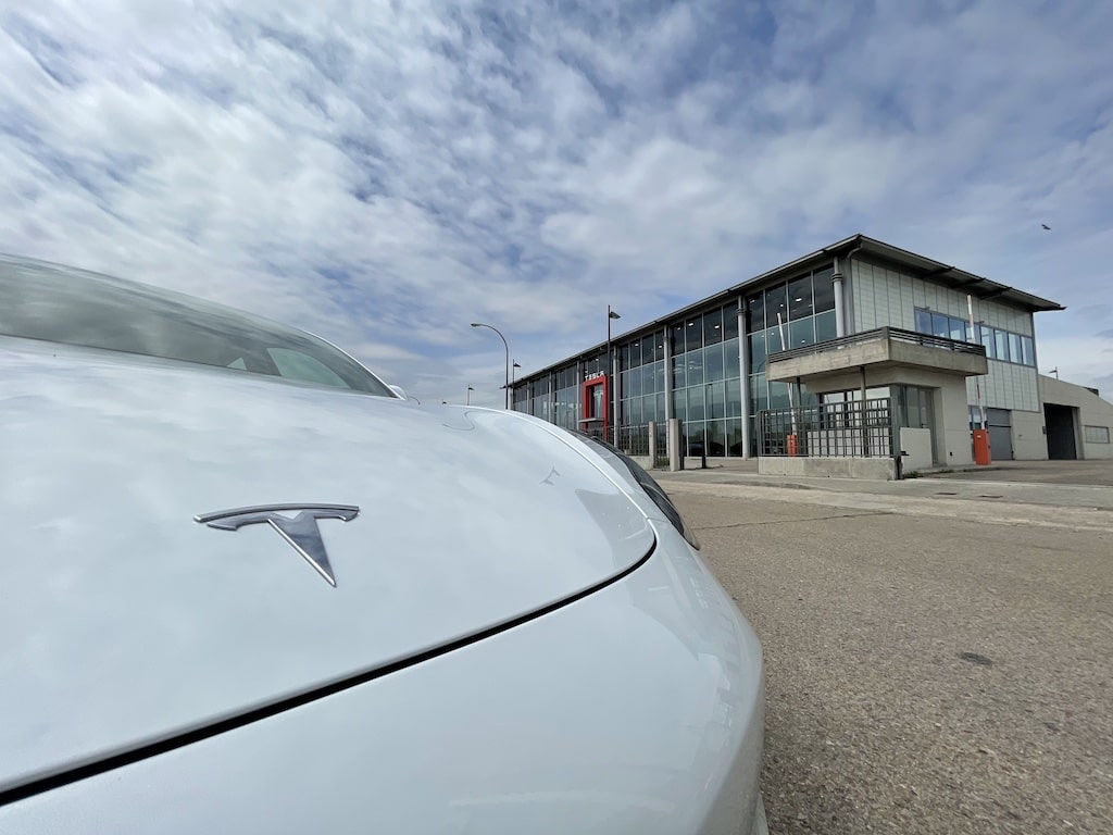 Frontal Tesla Model 3 