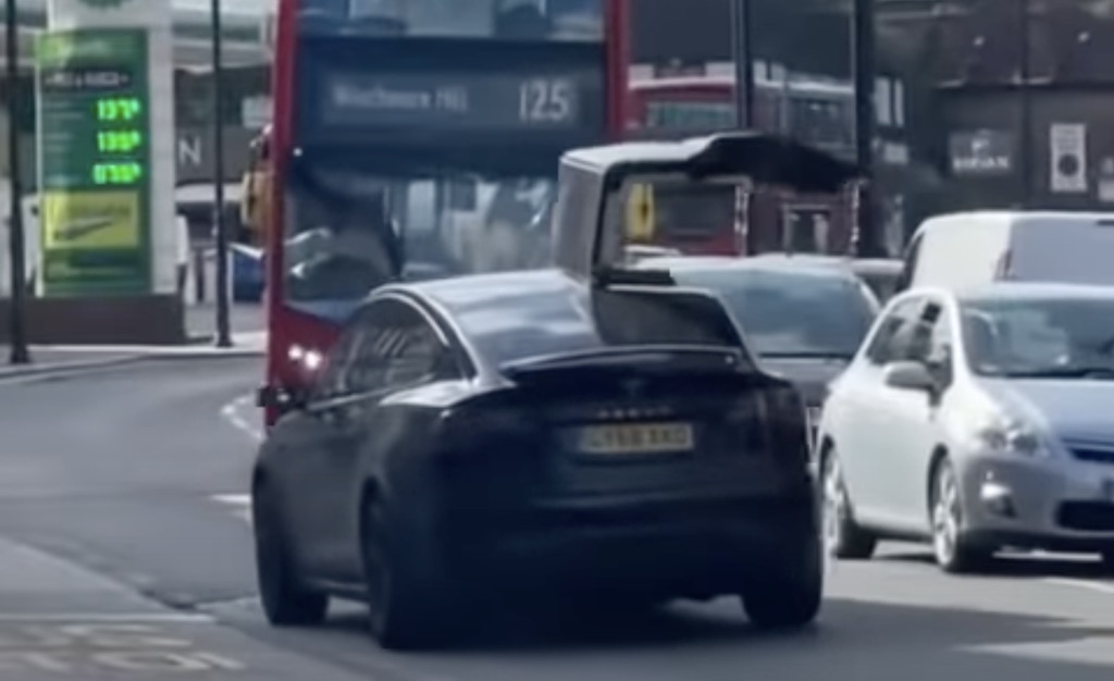 Un Tesla Model X circula con la puerta abierta y termina provocando un accidente con un autobús (Vídeo)