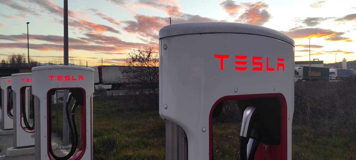 De récord. Tesla acelera la instalación de Supercargadores en Europa y activa 100 en un solo día en Francia