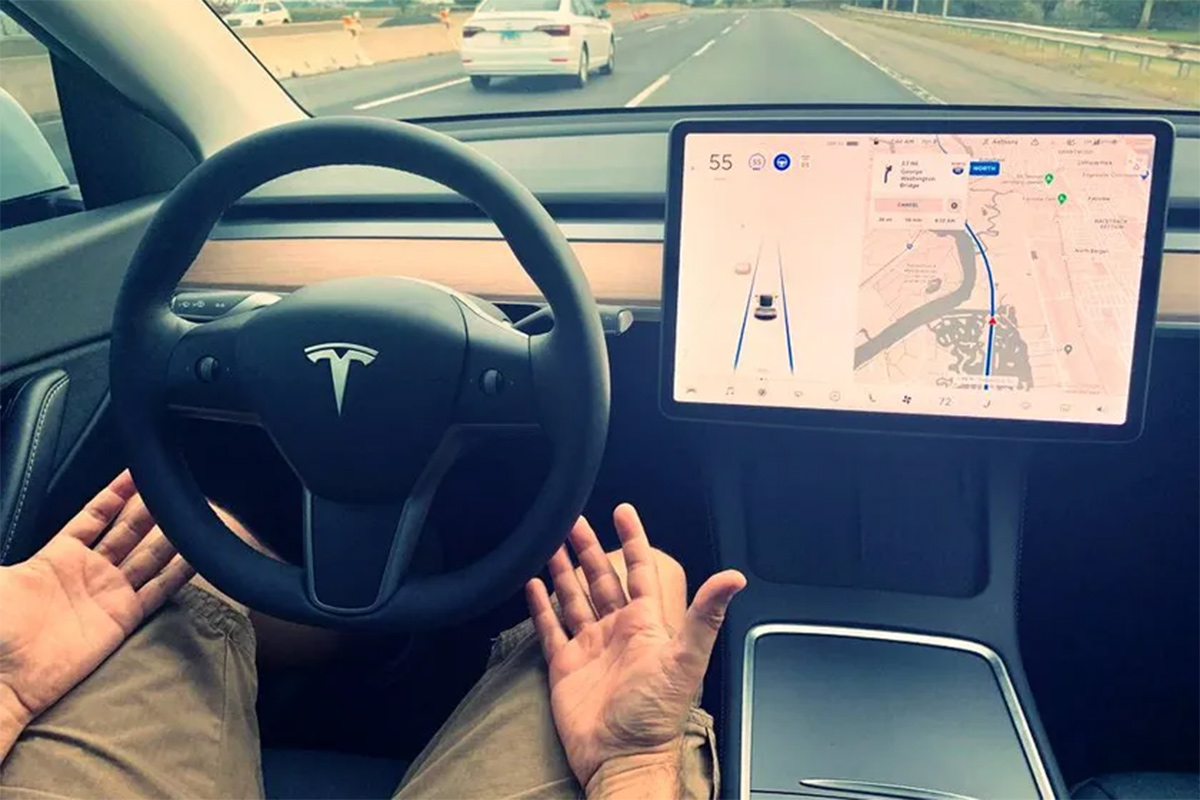 Tesla vuelve a las andadas y rechaza la reparación de un volante en garantía por «la crema de manos del conductor»