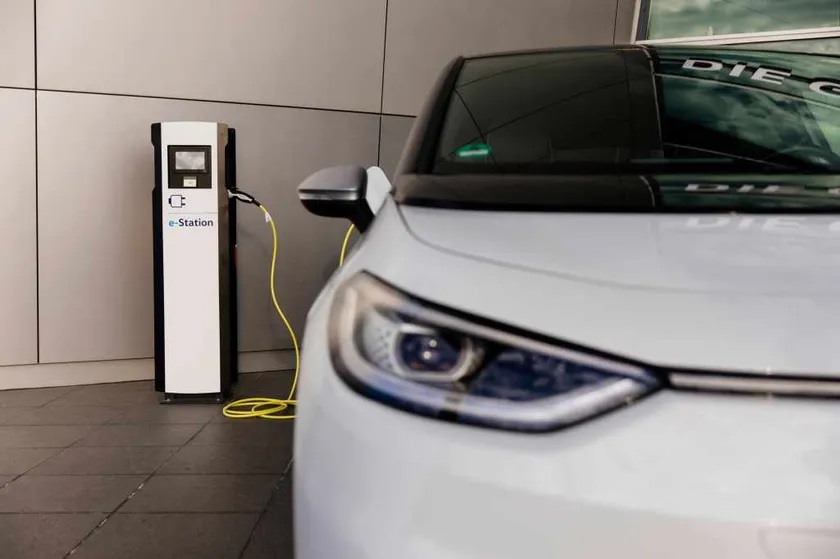 Un año de récord: en 2023, vehículos eléctricos y baterías acumularon más volumen mundial que entre 2014 y 2021