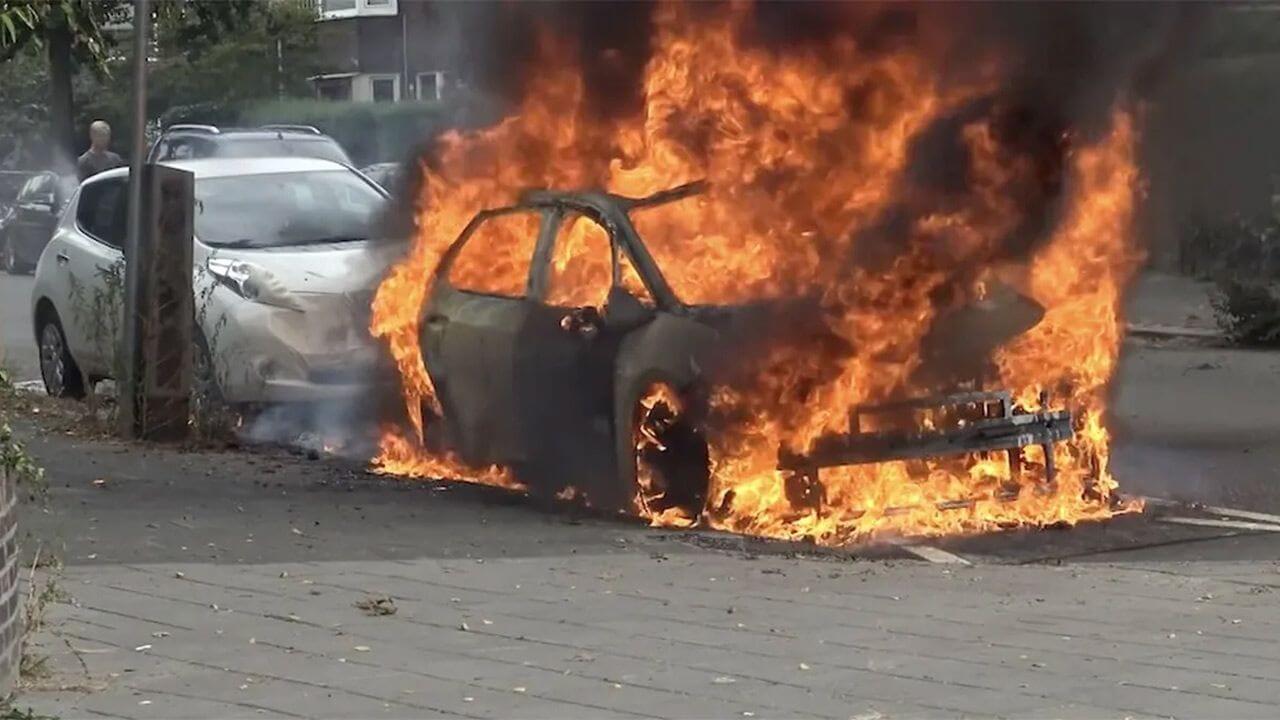 Un tubo de escape para coches eléctricos, la última solución para evitar incendios en las baterías